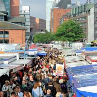 3233_6999 Blick auf den Hamburger Fischmarkt - Gedränge zwischen den Marktständen. | Altonaer Fischmarkt und Fischauktionshalle